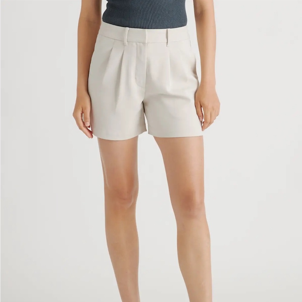 NWT 🤍 QUINCE Stretch Crepe Pleated Shorts; Sand; Size 6